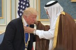 Chuyến công du đầu tiên của ông Trump khởi đầu suôn sẻ ở Saudi Arabia