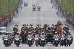 Đội quân kỵ mã tung bước trên đường phố Paris vào top ảnh tuần