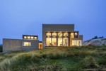 Ngôi nhà có thiết kế độc đáo giữa núi đá ở Canada