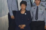 Cựu tổng thống Park Geun Hye bị còng tay ra tòa