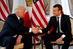 Trump, Macron "nghiến răng, siết chặt tay" trong lần đầu gặp