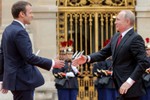 Ông Putin gặp ông Macron, kỷ niệm 300 năm quan hệ Nga - Pháp