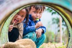 Loạt "khoảnh khắc vàng" và tình trạng báo động về trẻ em Việt Nam