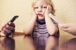 Bố mẹ nghiện smartphone khiến con cái có hành vi xấu