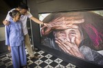 Ảnh bà cụ Việt "đẹp nhất thế giới" được mua giá 10.000 USD