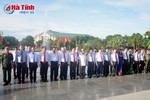 Dâng hương, báo công trước tượng đài Chủ tịch Hồ Chí Minh ở TP Hà Tĩnh