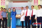 Bộ trưởng Nguyễn Thị Kim Tiến tặng thiết bị cho Trạm Y tế Cẩm Thành