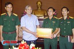 Nguyên Bí thư Tỉnh ủy Đặng Duy Báu trao tặng sách “Hồ Chí Minh sống mãi”
