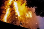 Thế giới nổi bật trong tuần: Tháp chung cư bốc cháy ở London, nhiều người chết
