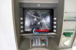 Ngáo đá, đập phá cột ATM và siêu thị điện thoại