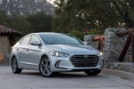 Hyundai Elantra 2018 ra mắt với trang bị tốt hơn