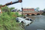 Ô tô lao xuống kênh ở Ấn Độ khiến 10 người chết