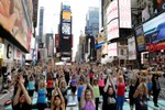 Hàng nghìn người tập yoga đón ngày hạ chí trên Quảng trường Thời đại
