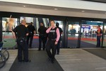Cảnh sát bị đâm trọng thương, Mỹ sơ tán sân bay quốc tế Bishop