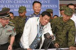 Trung Quốc tặng Philippines hàng nghìn súng để đối phó phiến quân