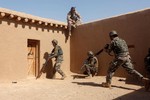 [Photo] Thủy quân lục chiến Mỹ huấn luyện binh sĩ Afghanistan chống Taliban