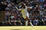 Vòng 2 Wimbledon: Murray làm gỏi Brown, Nadal chân đau hạ Young