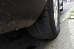 Kiểu đỗ xe gây hại lốp tài xế Việt cần tránh
