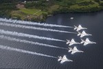 Phi đội Thunderbirds của Mỹ phô diễn trên bầu trời Anh