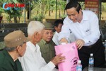 Phó ban Tổ chức Trung ương dâng hương, tặng quà tại Đồng Lộc