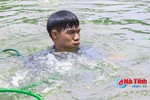 [Video] Xem “lặn thủ” ngụp đáy sông Ngàn Trươi bắt vẹm xanh
