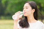 Xinh đẹp, trẻ trung hơn gấp 7 lần chỉ nhờ uống 3,7 lít nước mỗi ngày