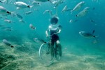 Trải nghiệm đi bộ và đạp xe dưới đáy biển ở Croatia