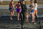 Kỳ lạ hồ bùn đen sệt như hắc ín ở Crimea thu hút đông du khách tìm đến tắm