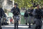 Cảnh sát Brazil vũ trang hạng nặng truy quét tội phạm ở khu ổ chuột