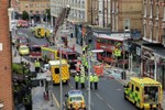 Xe buýt đâm sâu vào nhà cao tầng ở London khiến nhiều người bị thương