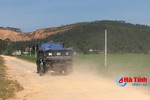 [Video] Xe tải chở đất, đá "băm nát" đường liên huyện