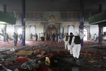 Cảnh tượng kinh hoàng sau vụ tấn công đẫm máu nhà thờ Hồi giáo ở Kabul