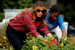 Hình ảnh Đệ nhất phu nhân Melania Trump trồng rau trong vườn Nhà Trắng