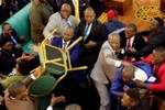 [Photo] Nghị sĩ Uganda túm tóc, xé áo, vác ghế đánh nhau giữa Quốc hội