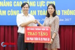 Bộ GTVT trao 180 phao cứu sinh, 20 áo phao cho Hà Tĩnh