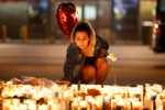 [Photo] Nến, hoa và nước mắt tưởng niệm nạn nhân vụ xả súng ở Mỹ