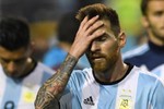 Ảnh chế: Messi đối diện viễn cảnh ở nhà xem World Cup