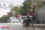 [Video] Mưa lớn, đường phố Hà Tĩnh ngập như sông