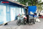 Rác “vây” nhà chờ xe buýt giữa trung tâm TP Hà Tĩnh
