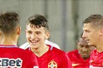 Cầu thủ 14 tuổi đi vào lịch sử bóng đá Romania