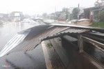 Tôn bay như máy chém khi bão số 12 ập vào Khánh Hòa - Phú Yên