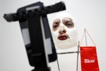 Mặt nạ đánh lừa iPhone X của Bkav lọt top ảnh tuần của Reuters