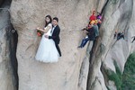 Đôi trẻ “chơi trội” chụp ảnh cưới trên vách đá