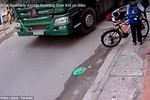 [VIDEO] Thót tim xem nam sinh thoát chết trong gang tấc dưới bánh xe container