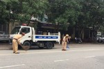 3 chiến sỹ CSGT dọn đá dăm rơi vãi trên đường giữa trưa