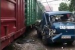 [VIDEO] Đỗ sát đường ray, xe tải nhận cái kết đắng