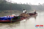 Xử phạt 2 chủ thuyền khai thác cát trái phép trên sông La