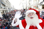 [Photo] Sôi động lễ diễu hành Giáng sinh ở London - Anh