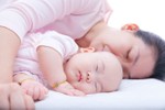 Cho con ngủ chung hay ngủ riêng: Trải nghiệm của 2 bà mẹ