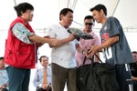 Tổng thống Philipipnes tiễn các ngư dân Việt Nam bị bắt trở về nước